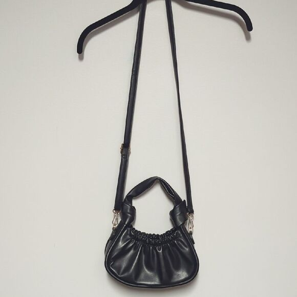 Elegant Black Crossbody Bag with Slouchy Design - Picture 3 of 5